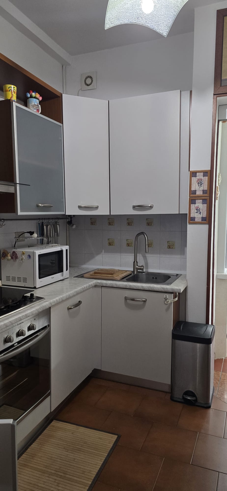 Cucina attrezzata dell'appartamento con piano cottura e frigorifero